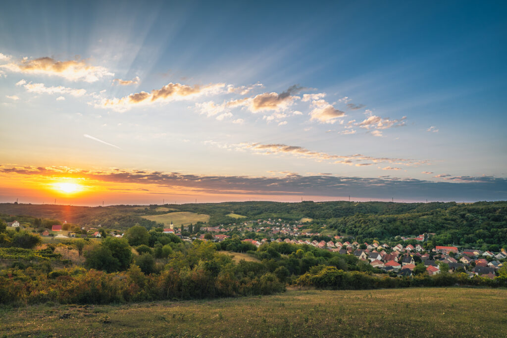Főoldal Naplemente a táj felett